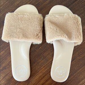 Solei Sea Women's Beige Furry Slippers